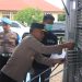 Kapolda Bengkulu Irjen Pol. Mardiyono, S.I.K., M.Si. bersama Ketua Bhayangkari Daerah Bengkulu meninjau pelaksanaan program MBG yang digelar oleh SPPG Polda Bengkulu di SD Negeri 75 Kota Bengkulu, Jumat (24/10/2025). (Dok.yola)