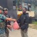 personel Satgas Ops Damai Cartenz Bharada Sahdan melaksanakan kegiatan humanis dengan membagikan sembako kepada warga di Distrik Paniai Timur, Kabupaten Pania, Senin (20/10/2025). (Dok. Puspen Ops Damai Cartenz)