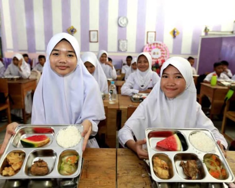 Foto ilustrasi siswa yang mendapatkan makan bergizi gratis. (Dok. Pixabay)