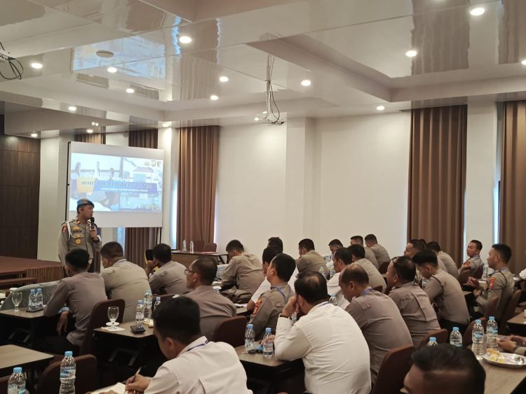 Bidpropam Polda Bengkulu melaksanakan kegiatan sosialisasi Whistle Blower System dan SP4N LAPOR di Aula Hotel Willo Kota Bengkulu, Kamis (30/10/2025). (Dok.yola)