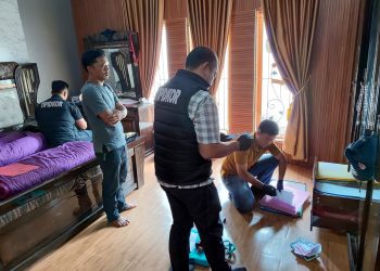 Subdit Tindak Pidana Korupsi Ditreskrimsus Polda Bengkulu geledah rumah pribadi Sekretaris Dewan DPRD Provinsi Bengkulu, Mustarani Abidin di Komplek Perumahan Cita Marga Residen, Rabu (5/11/2025). (Dok.yl)