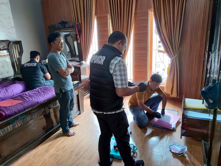 Subdit Tindak Pidana Korupsi Ditreskrimsus Polda Bengkulu geledah rumah pribadi Sekretaris Dewan DPRD Provinsi Bengkulu, Mustarani Abidin di Komplek Perumahan Cita Marga Residen, Rabu (5/11/2025). (Dok.yl)