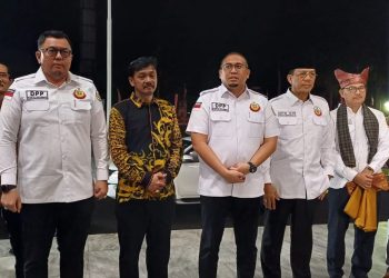 Ketua DPD Gerindra Provinsi Bengkulu, Suharto (empat dari kiri), bersama Ketua DPP IKM sekaligus Wakil Ketua Fraksi Gerindra DPR RI, Andre Rosiade (lima dari kiri), dan para pengurus lainnya berpose usai menghadiri pengukuhan DPW dan DPD Ikatan Keluarga Minang (IKM) Bengkulu di Balai Raya Semarak, Sabtu (15/11/2025) malam. (Dok. Yola)