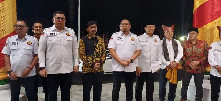 Ketua DPD Gerindra Provinsi Bengkulu, Suharto (empat dari kiri), bersama Ketua DPP IKM sekaligus Wakil Ketua Fraksi Gerindra DPR RI, Andre Rosiade (lima dari kiri), dan para pengurus lainnya berpose usai menghadiri pengukuhan DPW dan DPD Ikatan Keluarga Minang (IKM) Bengkulu di Balai Raya Semarak, Sabtu (15/11/2025) malam. (Dok. Yola)