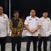 Ketua DPD Gerindra Provinsi Bengkulu, Suharto (empat dari kiri), bersama Ketua DPP IKM sekaligus Wakil Ketua Fraksi Gerindra DPR RI, Andre Rosiade (lima dari kiri), dan para pengurus lainnya berpose usai menghadiri pengukuhan DPW dan DPD Ikatan Keluarga Minang (IKM) Bengkulu di Balai Raya Semarak, Sabtu (15/11/2025) malam. (Dok. Yola)