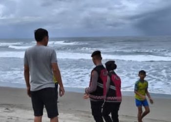 Polda Bengkulu melaksanakan patroli jalan kaki di kawasan wisata Pantai Panjang, Kota Bengkulu, pada Minggu (02/11/2025). (Dok.yola)