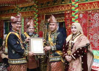 Kapolda Bengkulu Irjen Pol Mardiyono, S.I.K., M.Si., menerima Penganugerahan Gelar Adat dalam rangka Hari Ulang Tahun ke-57 Provinsi Bengkulu yang dilaksanakan di Balai Daerah Semarak Bengkulu, Senin (17/11/2025). (Dok.yola)