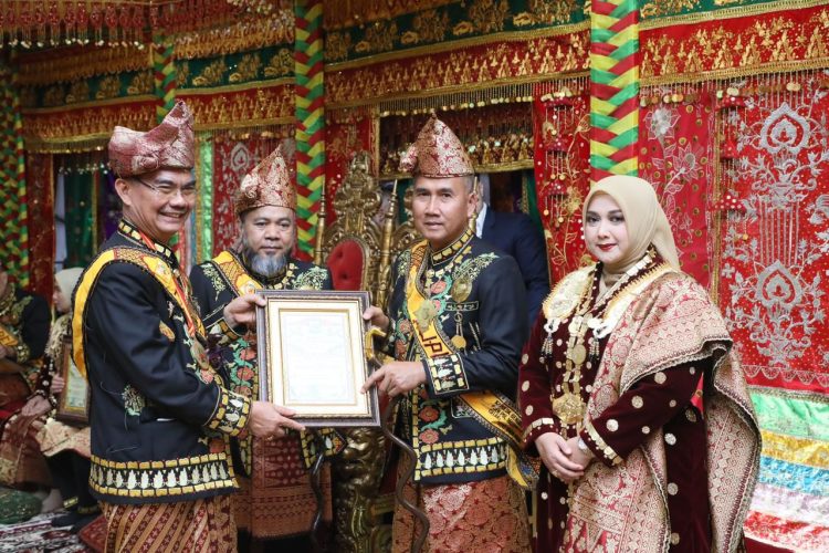 Kapolda Bengkulu Irjen Pol Mardiyono, S.I.K., M.Si., menerima Penganugerahan Gelar Adat dalam rangka Hari Ulang Tahun ke-57 Provinsi Bengkulu yang dilaksanakan di Balai Daerah Semarak Bengkulu, Senin (17/11/2025). (Dok.yola)