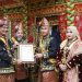 Kapolda Bengkulu Irjen Pol Mardiyono, S.I.K., M.Si., menerima Penganugerahan Gelar Adat dalam rangka Hari Ulang Tahun ke-57 Provinsi Bengkulu yang dilaksanakan di Balai Daerah Semarak Bengkulu, Senin (17/11/2025). (Dok.yola)
