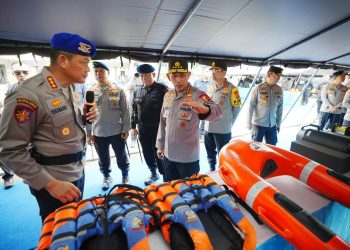 Kapolri Jenderal Listyo Sigit melakukan pengecekan langsung kesiapsiagaan tanggap bencana di Satbrimobda Polda DIY, Jumat (21/11/2025). (Dok.yola)