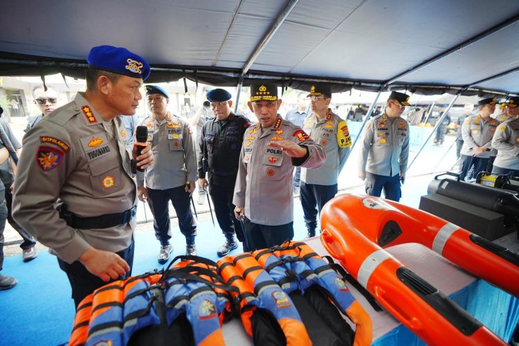 Kapolri Jenderal Listyo Sigit melakukan pengecekan langsung kesiapsiagaan tanggap bencana di Satbrimobda Polda DIY, Jumat (21/11/2025). (Dok.yola)