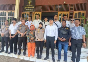 Dirut PT Garda Setia Waspada Bengkulu, Finandi poto bersama para Personel di depan Sekretariat  PT Garda Setia Waspada Bengkulu Kota Bengkulu, Minggu (16/11/2025), (Dok.Yola)