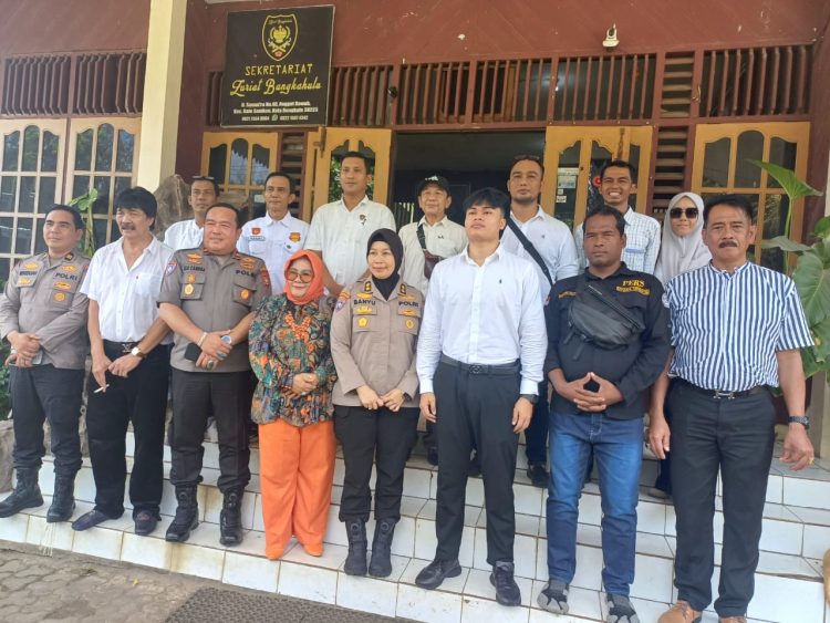 Dirut PT Garda Setia Waspada Bengkulu, Finandi poto bersama para Personel di depan Sekretariat  PT Garda Setia Waspada Bengkulu Kota Bengkulu, Minggu (16/11/2025), (Dok.Yola)