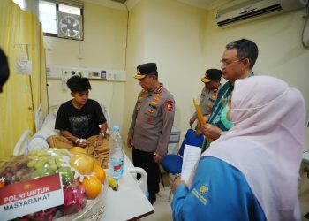 Kapolri Jenderal Polisi Listyo Sigit Prabowo mengunjungi para korban ledakan di SMAN 72 Kelapa Gading, Jakarta yang kini dirawat di Rumah Sakit Islam (RSI) Cempaka Putih Jakarta, Sabtu (8/11/2025). (Foto:dok/ist)