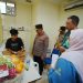 Kapolri Jenderal Polisi Listyo Sigit Prabowo mengunjungi para korban ledakan di SMAN 72 Kelapa Gading, Jakarta yang kini dirawat di Rumah Sakit Islam (RSI) Cempaka Putih Jakarta, Sabtu (8/11/2025). (Foto:dok/ist)