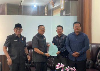 Dua Aktivis Pendidikan bersama Ketua DPRD Provinsi Bengkulu, Selasa (25/11/2025). (Dok.yola)