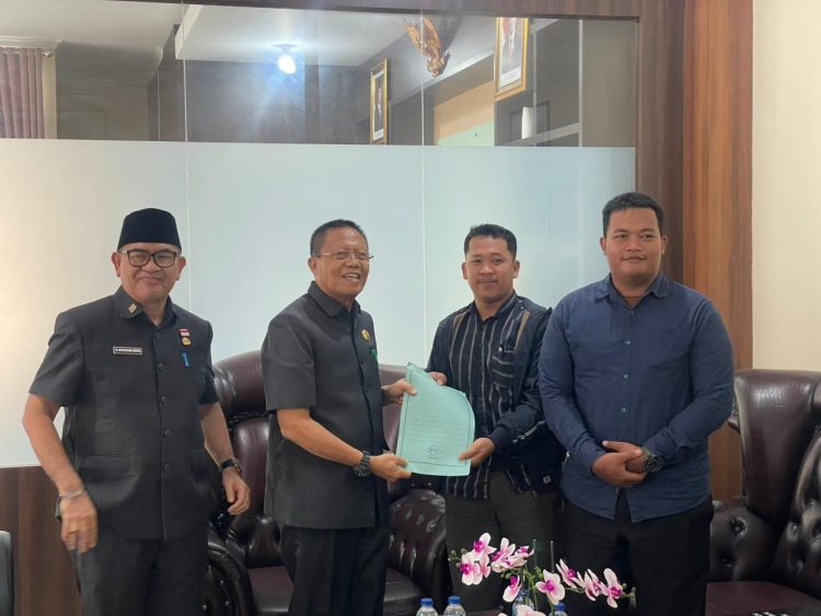 Dua Aktivis Pendidikan bersama Ketua DPRD Provinsi Bengkulu, Selasa (25/11/2025). (Dok.yola)