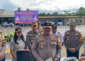 Wakapolda Bengkulu, Brigjen Pol. Dicky Sondani, S.I.K., M.H., memimpin apel gelar pasukan dalam rangka Operasi Zebra Nala 2025 di Lapangan Anton Soedjarwo Polda Bengkulu, Senin (17/11/2025). (Dok.yola)