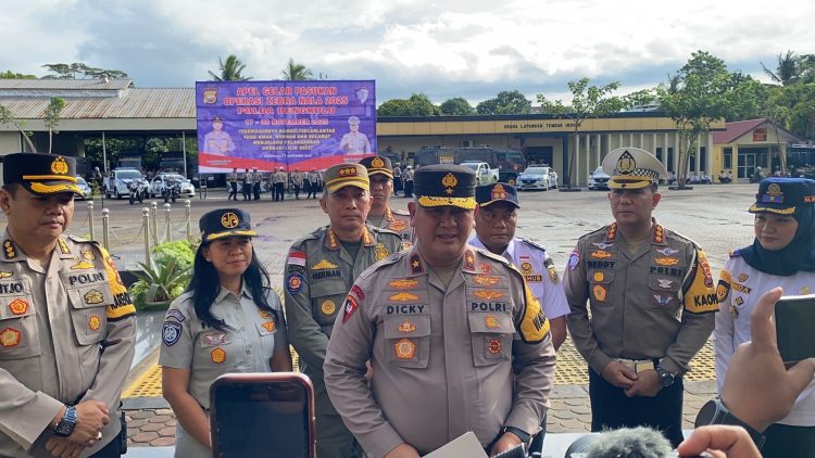 Wakapolda Bengkulu, Brigjen Pol. Dicky Sondani, S.I.K., M.H., memimpin apel gelar pasukan dalam rangka Operasi Zebra Nala 2025 di Lapangan Anton Soedjarwo Polda Bengkulu, Senin (17/11/2025). (Dok.yola)