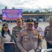 Wakapolda Bengkulu, Brigjen Pol. Dicky Sondani, S.I.K., M.H., memimpin apel gelar pasukan dalam rangka Operasi Zebra Nala 2025 di Lapangan Anton Soedjarwo Polda Bengkulu, Senin (17/11/2025). (Dok.yola)