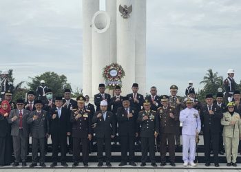 Kapolda Bengkulu mengikuti upacara ziarah nasional dalam rangka peringatan Hari Pahlawan Nasional di Makam Pahlawan Balai Buntar, Senin (10/11/2025). (Dok.yl)