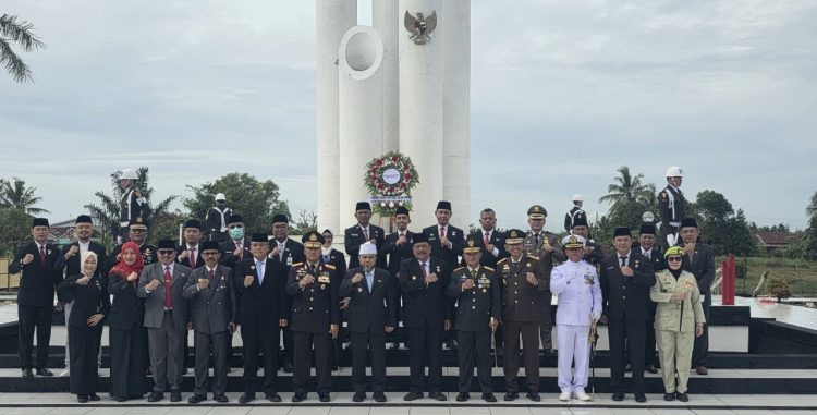 Kapolda Bengkulu mengikuti upacara ziarah nasional dalam rangka peringatan Hari Pahlawan Nasional di Makam Pahlawan Balai Buntar, Senin (10/11/2025). (Dok.yl)