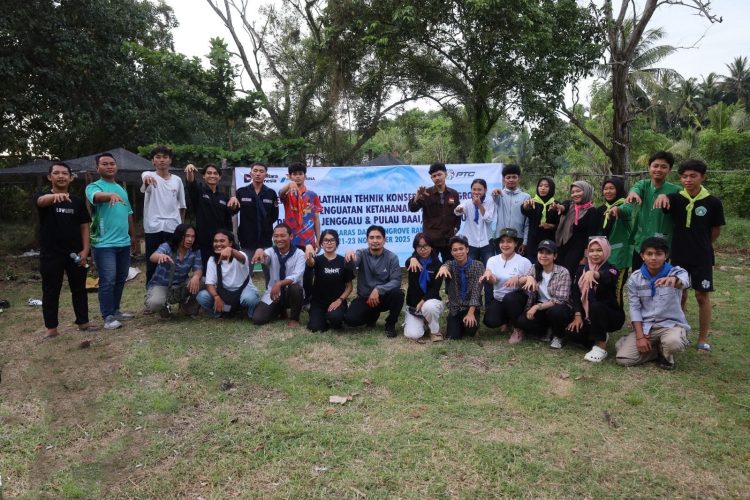 Peserta pelatihan konservasi mangrove, di Jenggalu, Jumat (21/11/2025). (Dok.yola)