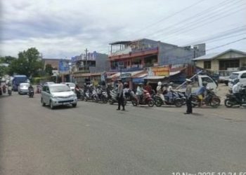 Personel Sat Lantas Polresta Bengkulu melaksanakan kegiatan Pamturlalin di sejumlah SPBU wilayah Kota Bengkulu, Senin (10/11/2025). (Dok.rls)