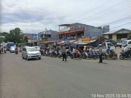 Personel Sat Lantas Polresta Bengkulu melaksanakan kegiatan Pamturlalin di sejumlah SPBU wilayah Kota Bengkulu, Senin (10/11/2025). (Dok.rls)