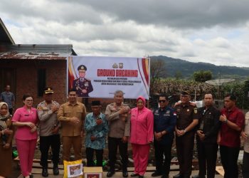 Kapolda Bengkulu Pimpin Ground Breaking Bedah Rumah Ke-62, di Rejang Lebong, Selasa (11/11/2025). (Dok.yl)
