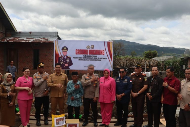 Kapolda Bengkulu Pimpin Ground Breaking Bedah Rumah Ke-62, di Rejang Lebong, Selasa (11/11/2025). (Dok.yl)