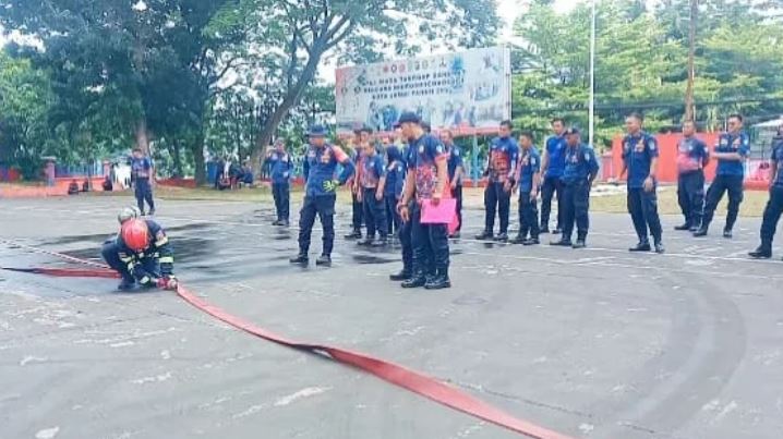 Petugas Damkar Kota Jambi menunjukkan keterampilan dalam ajang Firefighter and Rescue Skill Competition 2025 di Lapangan Mako Damkar Kota Jambi, Selasa (4/11/2025). (Dok. Stepanus)