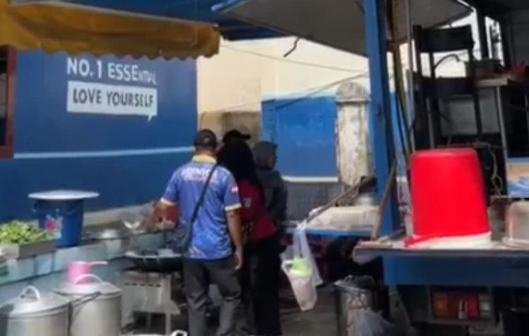 Petugas dan relawan menyiapkan kebutuhan makanan di dapur umum bagi warga terdampak kebakaran di kawasan eks Lokalisasi Pucuk, Kelurahan Rawa Sari, Kecamatan Alam Barajo, Kota Jambi, Sabtu (1/11/2025). (Dok Stepanus)