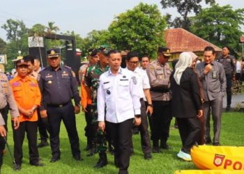 Kapolres Tanjung Jabung Timur AKBP M. Kuswicaksono bersama Wakil Bupati Muslimin Tanja meninjau kesiapan personel dan perlengkapan saat Apel Kesiapan Tanggap Darurat Bencana Hidrometeorologi di halaman Polres Tanjung Jabung Timur, Rabu (05/11/2025). (Dok. Nahar)