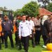Kapolres Tanjung Jabung Timur AKBP M. Kuswicaksono bersama Wakil Bupati Muslimin Tanja meninjau kesiapan personel dan perlengkapan saat Apel Kesiapan Tanggap Darurat Bencana Hidrometeorologi di halaman Polres Tanjung Jabung Timur, Rabu (05/11/2025). (Dok. Nahar)