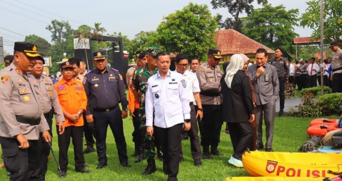 Kapolres Tanjung Jabung Timur AKBP M. Kuswicaksono bersama Wakil Bupati Muslimin Tanja meninjau kesiapan personel dan perlengkapan saat Apel Kesiapan Tanggap Darurat Bencana Hidrometeorologi di halaman Polres Tanjung Jabung Timur, Rabu (05/11/2025). (Dok. Nahar)