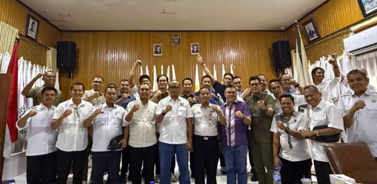 Ketua KONI Provinsi Jambi AKBP (Purn) Mat Sanusi bersama jajaran pengurus KONI kabupaten/kota berfoto bersama usai rapat koordinasi persiapan Pekan Olahraga Provinsi (Porprov) Jambi ke-XXIV tahun 2026 di Aula KONI Jambi, Rabu (5/11/2025). (Dok. Stepanus)