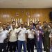 Ketua KONI Provinsi Jambi AKBP (Purn) Mat Sanusi bersama jajaran pengurus KONI kabupaten/kota berfoto bersama usai rapat koordinasi persiapan Pekan Olahraga Provinsi (Porprov) Jambi ke-XXIV tahun 2026 di Aula KONI Jambi, Rabu (5/11/2025). (Dok. Stepanus)