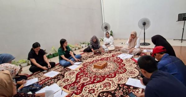 Ketua Pengurus Provinsi Senam Tera Indonesia (STI) Jambi, Ratu Munawaroh (berbusana putih), memimpin rapat persiapan peringatan Hari Senam Tera Indonesia 2025 di Jambi, Kamis (6/11/2025) (Dok. Daus)