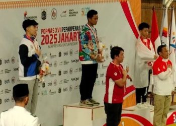 Atlet wushu asal Jambi, Carlson Ong (tengah), menerima medali perunggu pada ajang Pekan Olahraga Pelajar Nasional (POPNAS) XVII 2025 di Jakarta. (Dok. Humas POPNAS XVII 2025)