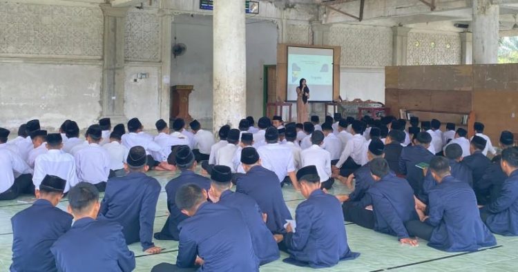 Pemateri Jambi Karya Raya, Rahma Yuniarsih, memberikan motivasi literasi kepada para santri Pondok Pesantren An Nur, Desa Tangkit, Kecamatan Sungai Gelam, Kabupaten Muaro Jambi, Jumat (31/10/2025) (Dok. Daus)
