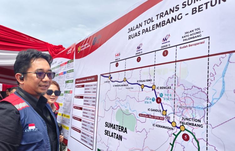 EVP Pembangunan Jalan Tol Hutama Karya, Pulung Satyo Anggono, meninjau progres pembangunan Tol Trans Sumatera ruas Palembang–Betung di Sumatera Selatan, Jumat (7/11/2025) (Dok. Dea)