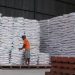 Pekerja memeriksa tumpukan karung beras di gudang Perum Bulog. (Dok. Daus)
