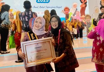Bunda PAUD Provinsi Jambi Hj. Hesti Haris (kiri) menerima penghargaan nasional sebagai Bunda PAUD Peduli PAUD 2025 dari Kemendikdasmen di The Sultan Hotel and Residence, Jakarta, Rabu (13/11/2025). (Dok. Erit - Kominfo)