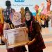 Bunda PAUD Provinsi Jambi Hj. Hesti Haris (kiri) menerima penghargaan nasional sebagai Bunda PAUD Peduli PAUD 2025 dari Kemendikdasmen di The Sultan Hotel and Residence, Jakarta, Rabu (13/11/2025). (Dok. Erit - Kominfo)