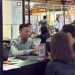 Suasana stand perusahaan peserta job fair di Mall WTC Batanghari Jambi, tempat pencari kerja melakukan konsultasi dan pendaftaran peluang karier. (Dok. Stepanus)