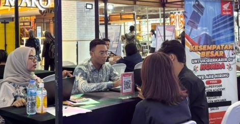 Suasana stand perusahaan peserta job fair di Mall WTC Batanghari Jambi, tempat pencari kerja melakukan konsultasi dan pendaftaran peluang karier. (Dok. Stepanus)