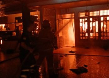 Petugas Damkar Kota Jambi berupaya memadamkan api yang membakar pabrik tahu dan satu rumah di kawasan Talang Jauh, Jelutung, Kamis (13/11/2025) malam. (Dok. Stepanus)