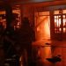 Petugas Damkar Kota Jambi berupaya memadamkan api yang membakar pabrik tahu dan satu rumah di kawasan Talang Jauh, Jelutung, Kamis (13/11/2025) malam. (Dok. Stepanus)