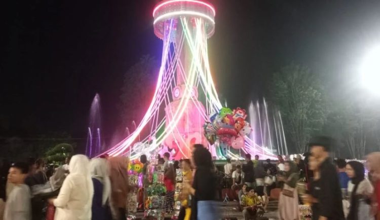 Suasana malam di Tugu Keris Siginjai Sakti, Kota Jambi, yang dipadati pengunjung. Monumen ikonik ini menjadi magnet wisata baru sekaligus penggerak ekonomi lokal melalui geliat pelaku UMKM di sekitarnya. (Dok. Stepanus)